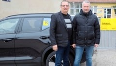 Bürgermeister Molnar mit Dienstwagen und Fahrer Ernst Mannhart(li.) , der jetzt die Kinderbetreuerinnen chauffiert. (Bild: MAGISTRAT KREMS)