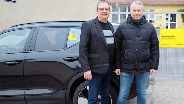 Mayor Molnar with company car and driver Ernst Mannhart (left), who now drives the childcare workers. (Bild: MAGISTRAT KREMS)