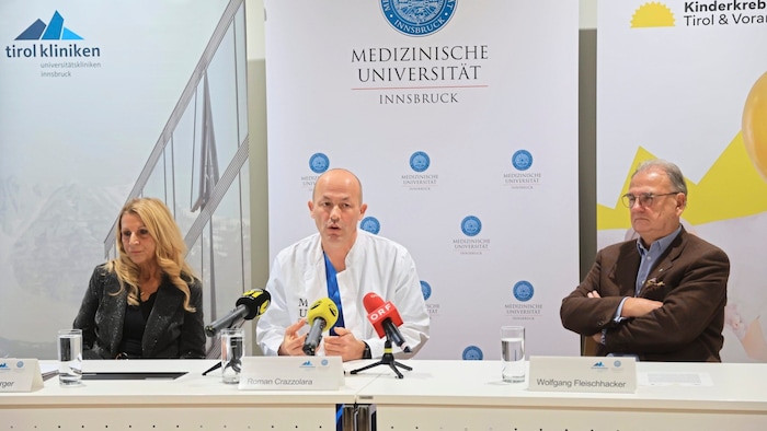 Ursula Mattersberger, Roman Crazzolara and Rector Wolfgang Fleischhacker present the successes ...