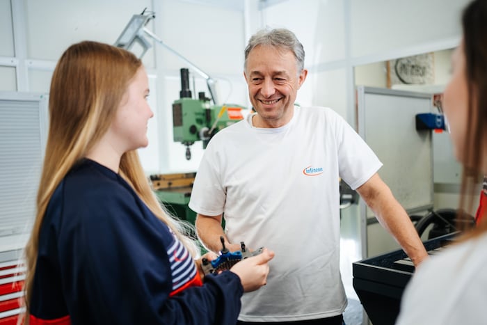 Thomas Reisinger Vorstand Operations bei Infineon Technologies Austria besucht seine Lehrlinge.