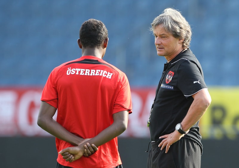 Didi Constantini (right) in conversation with David Alaba (Bild: GEPA pictures)