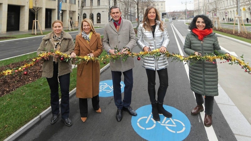 Neos-Mobilitätssprecherin Angelika Pipal-Leixner, Wiener-Linien-Chefin Alexandra Reinagl, Öffi-Stadtrat Peter Hanke, Mobilitätsstadträtin Ulli Sima und Alsergrund-Bezirksvorsteherin Saya Ahmad (Bild: Bartel Gerhard)