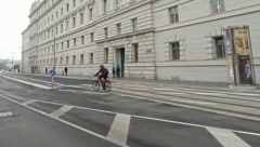 Das „vertrottelte“ Schild wurde schon abmontiert, die Gleise der Straßenbahn auf der Alserstraße bleiben jedoch gefährliche Fallen. (Bild: Bartel Gerhard)