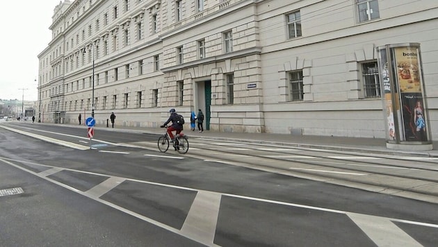 Das „vertrottelte“ Schild wurde schon abmontiert, die Gleise der Straßenbahn auf der Alserstraße bleiben jedoch gefährliche Fallen. (Bild: Bartel Gerhard)