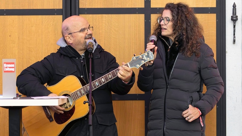 „Bluatschink“ mit Toni Knittel und seine Margit begeisterten mit Wortwitz und Musik. (Bild: Christian Forcher/Fotoworxx)