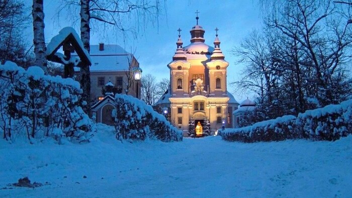 Die Wallfahrtskirche Christkindl und die Wachsfigur des Jesuskindes im Hochaltar sind ...