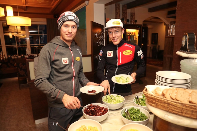 Franz Josef Rehrl (right) checks in with his teammates at the team hotel, just like in the past. (Bild: Pail Sepp/Sepp Pail)