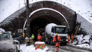 Das Tunnelportal ist das Nadelöhr der Baustelle. (Bild: Tröster Andreas)