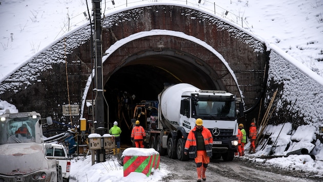 Das Tunnelportal ist das Nadelöhr der Baustelle. (Bild: Tröster Andreas)