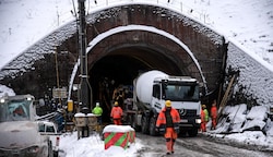 Das Tunnelportal ist das Nadelöhr der Baustelle. (Bild: Tröster Andreas)