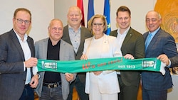 Johanna Mikl-Leitner und ÖVP-Kollegen sichern dem SC St. Pölten Millionenhilfe zu.