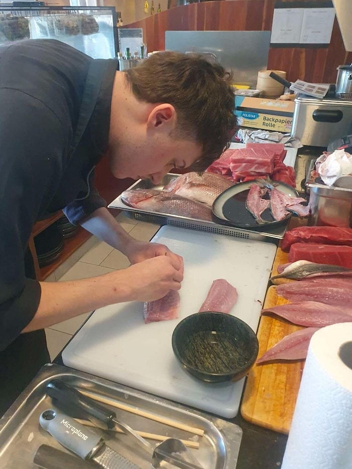 Unico bei der Zubereitung von Sushi. 