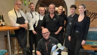 Thomas Guggenberger (li) mit Team, Pizza-Weltmeister Paolo Monaco und Peppino-Chef Stefan Lercher mit Sohn Unico starten mit High-Class-Küche und Co. in eine neue Ära. (Bild: Elisa Aschbacher)