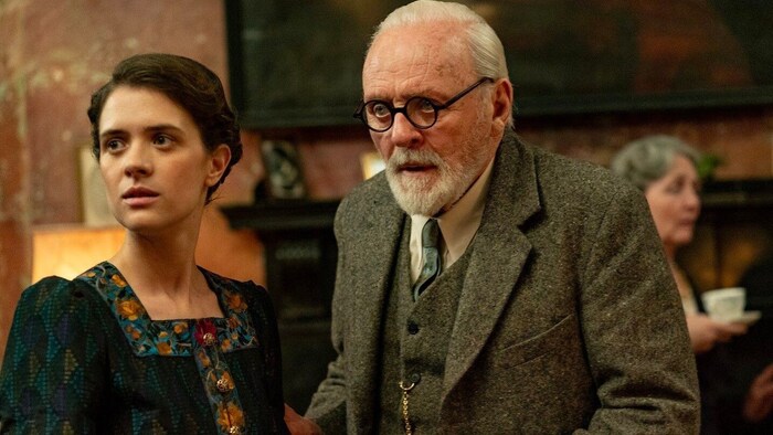 Liv Lisa Fries an der Seite von Anthony Hopkins in „Freud – Jenseits des Glaubens“.