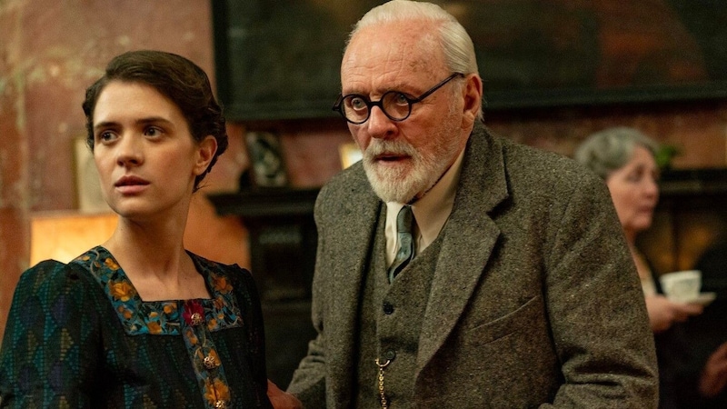 Liv Lisa Fries an der Seite von Anthony Hopkins in „Freud – Jenseits des Glaubens“.  (Bild: |Copyright X Verleih / Patrick Redmond)