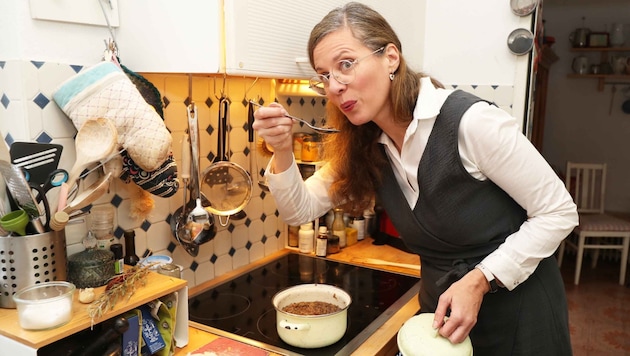 Anja Haider-Wallner enjoys being behind the stove and also offers team-building and quick-simmering courses. (Bild: Reinhard Judt)