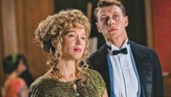 Léa Seydoux (mit Galan George MacKay) gibt sich in „The Beast“ extrem wandlungsfähig. (Bild: Stadtkino Verleih)