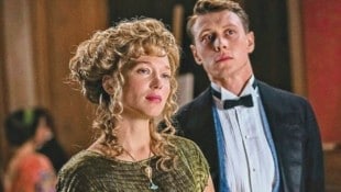 Léa Seydoux (mit Galan George MacKay) gibt sich in „The Beast“ extrem wandlungsfähig. (Bild: Stadtkino Verleih)