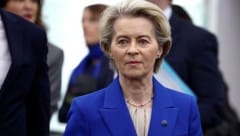 EU-Kommissionschefin Ursula von der Leyen drängt auf ein Überdenken der Sanktionen gegen Syrien. (Bild: APA/AFP/FREDERICK FLORIN)