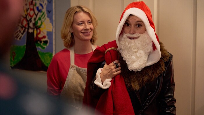 In der Wohnung von Wanda und Tony kommt erstmals die Weihnachtsfrau zur Gabenüberbringung.