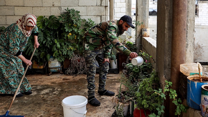 Heimkehrer in Idlib bei Aufräumarbeiten in ihrem Haus