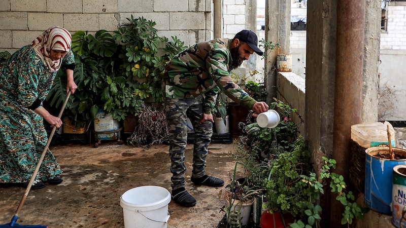 Heimkehrer in Idlib bei Aufräumarbeiten in ihrem Haus (Bild: APA/AFP/Aaref WATAD)