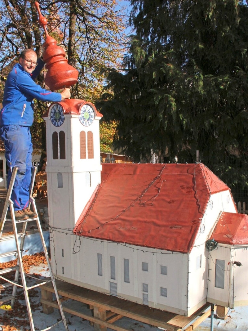 Rupert Zwanzleitner sets up the parish church. (Bild: Fürbass Josef)