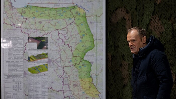 Ministerpräsident Donald Tusk bei einer Lagebesprechung über Polens Grenze zu Russland