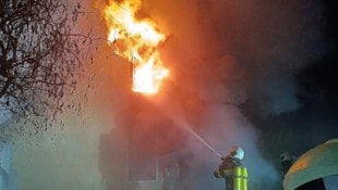 Kampf gegen die Feuersbrunst. Entgegen erster Befürchtungen befanden sich die Bewohner nicht im Haus. (Bild: FF Wolfsberg)