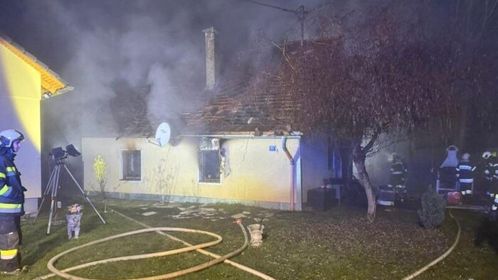Die Brandruine – nun ermitteln die Experten des Landeskriminalamtes.