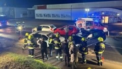 Drei Personen wurden bei dem Unfall verletzt. (Bild: Freiwillige Feuerwehr Krems)