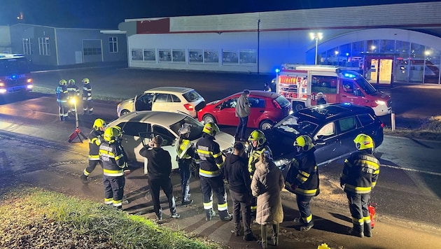 Three people were injured in the accident. (Bild: Freiwillige Feuerwehr Krems)