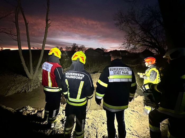 Einsatzkräfte begutachten die Schäden.