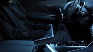 Bei modernen Fahrzeugen setzen Autoknacker auf anderes Diebeswerkzeug als früher: Laptops und Funkreichweiten-Extender sind heute Trumpf. (Bild: stock.adobe.com/africaimages.com (Olga Yastremska, Africa Images))