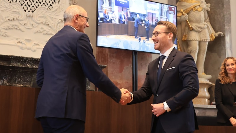 Anton Mattle beglückwünschte den neuen LHStv Philip Wohlgemuth beim Landtag am Donnerstag.  (Bild: Johanna Birbaumer)