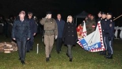 Ein Danke an die Einsatzkräfte sprachen die Minister Tanner und Karner bei ihrem Weihnachtsbesuch in Eisenstadt aus. (Bild: Judt Reinhard)