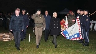 Ein Danke an die Einsatzkräfte sprachen die Minister Tanner und Karner bei ihrem Weihnachtsbesuch in Eisenstadt aus. (Bild: Judt Reinhard)