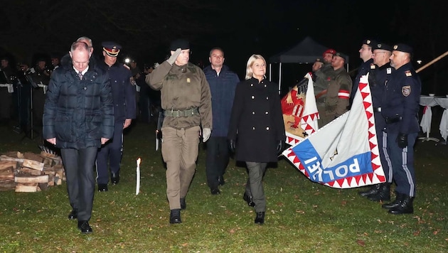 Ein Danke an die Einsatzkräfte sprachen die Minister Tanner und Karner bei ihrem Weihnachtsbesuch in Eisenstadt aus. (Bild: Judt Reinhard)