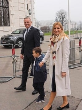 Arrival at the Hofburg with wife Sabrina and son Theo (Bild: Pail Sepp)