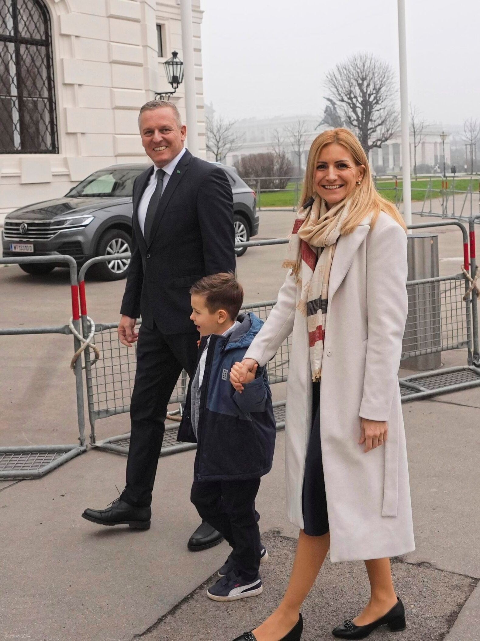 Ankunft in der Hofburg mit Gattin Sabrina und Sohn Theo (Bild: Pail Sepp)