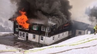 Der Vollbrand in Mittelberg nahm im Dachgeschoss seinen Ausgang. (Bild: Feuerwehr Mittelberg)