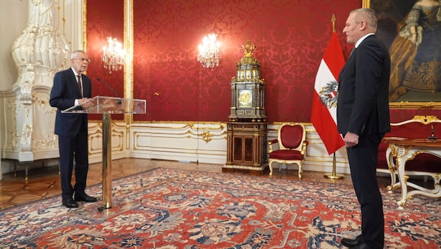 Alexander van der Bellen and Mario Kunasek at the swearing-in ceremony (Bild: Pail Sepp/Sepp Pail)