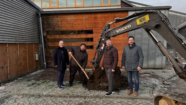 Beim Spatenstich freuten sich Bürgermeister Harald Jannach, Freiherr von Kraig Christian Schmied, Obmann Max Elleberger-Märker und Bauamtsleiter Jürgen Bleikolb. (Bild: zVg)