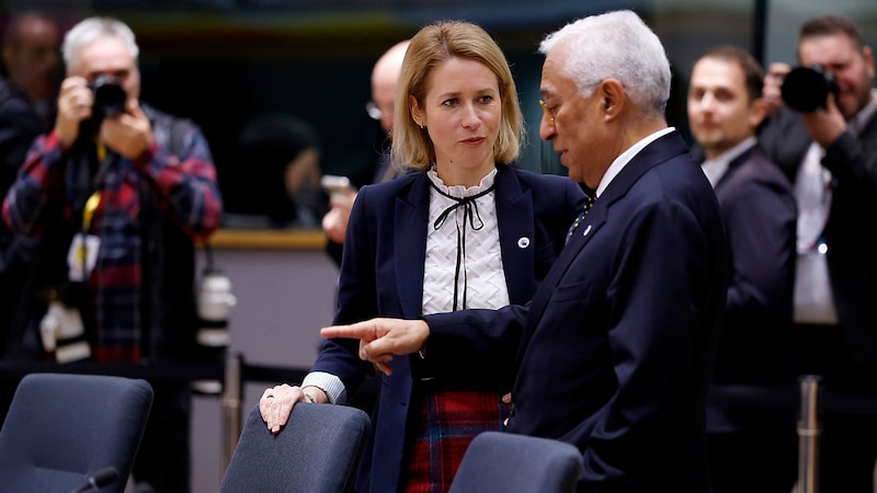 EU-Außenbeauftragte Kaja Kallas und EU-Ratspräsident Antonio Costa am Rande des Gipfeltreffens in Brüssel (Bild: APA/AP)