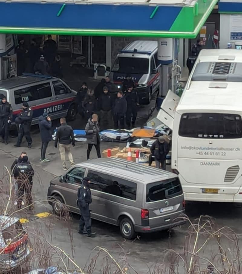 Fan-Utensilien mussten aus dem Bus geräumt werden. (Bild: krone.at)