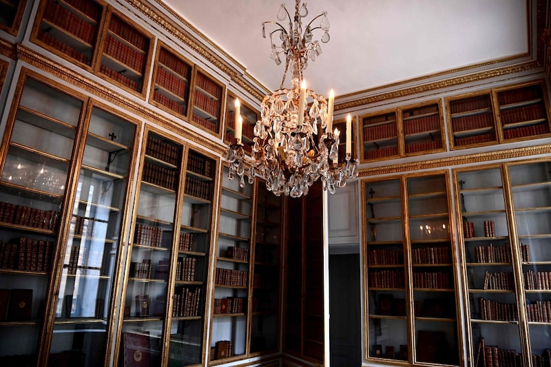 Marie Antoinette hatte sogar eine eigene kleine Bibliothek bei ihren geheimen Zimmern dabei. (Bild: CHRISTOPHE ARCHAMBAULT / AFP / picturedesk.com)