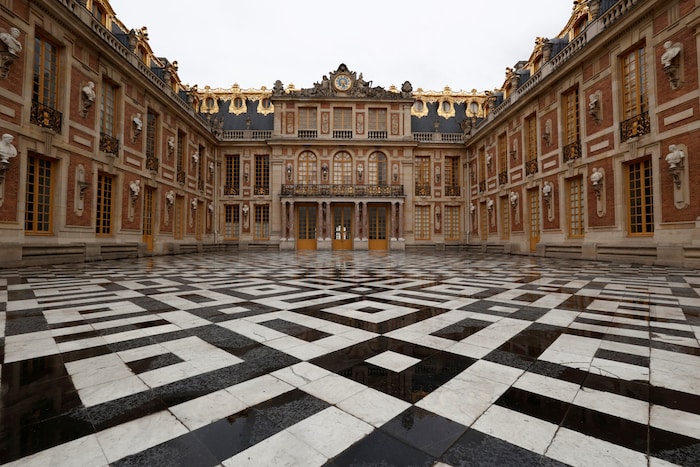 Der Hof von Schloss Versailles: Prächtiger ging es nicht 