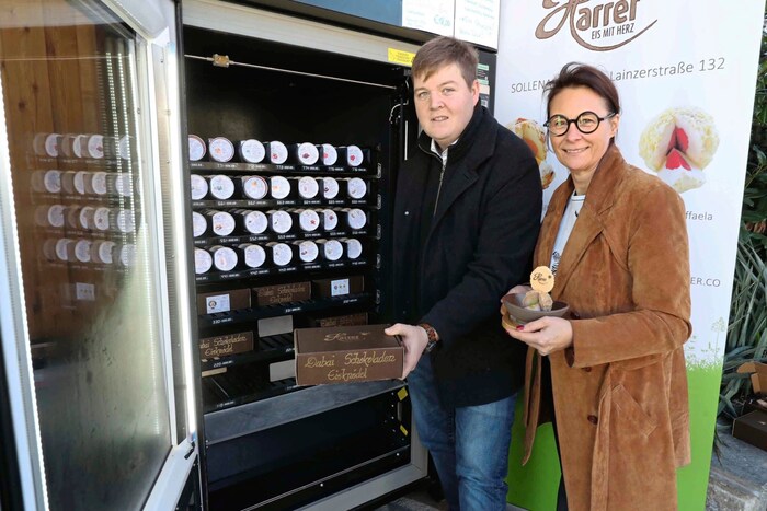 Sandra Harrer bestückt mit Michael Habeler aus Wiesen den Eis-Automaten vor Ort mit der neuen ...