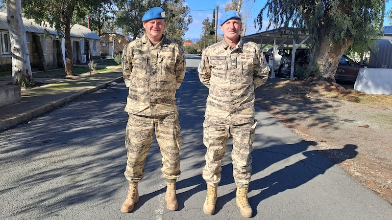 The Carinthian (right) with his red-white-red commander on site. (Bild: zVg)