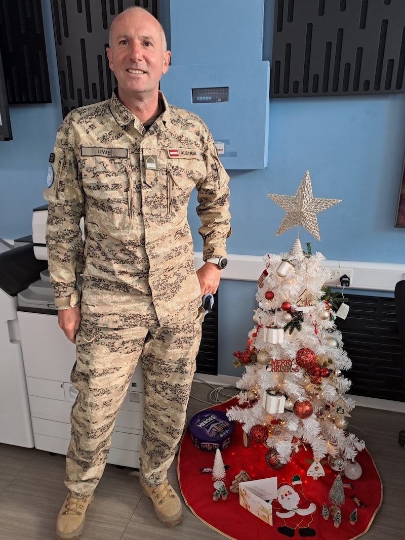 There is also a Christmas tree in Uwe Giermaier's official apartment in Nicosia - but he spends Christmas Eve with his loved ones back home. (Bild: zVg)